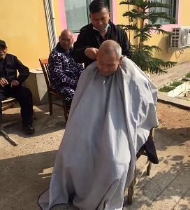 老人理发