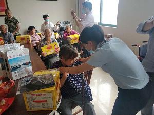 比亚迪汽车洛阳维力特4s店慰问老人现场